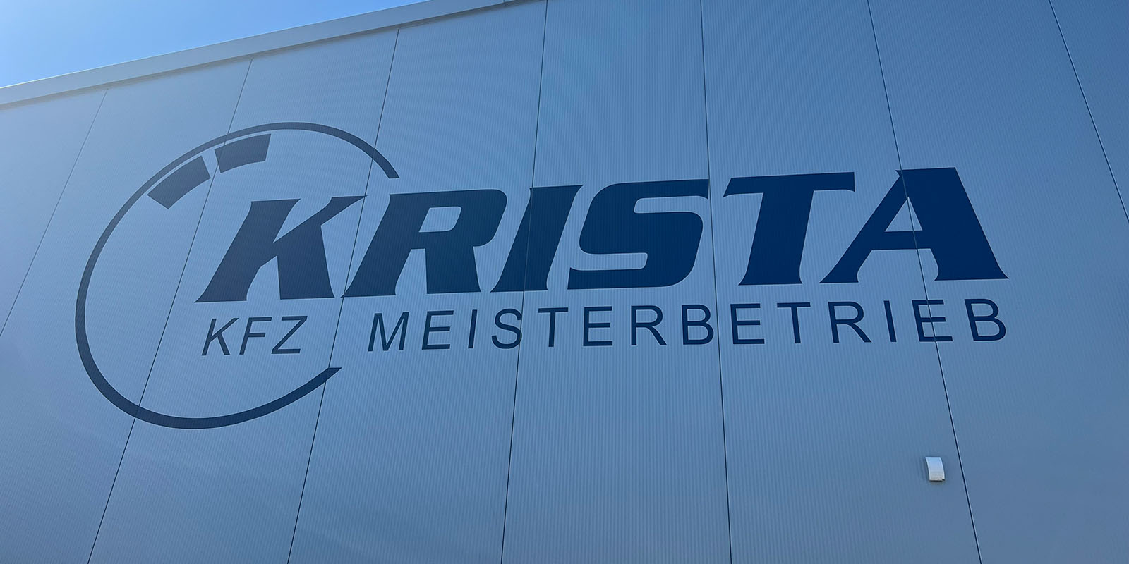 KRISTA Kfz Meisterbetrieb in Pulheim Brauweiler - Werkstatt, Fassade mit Firmenlogo